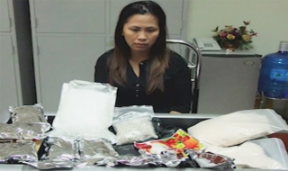 Kiều nữ giấu 5 kg ma túy đá trong đồng hồ tranh điện tử