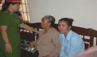 Phạt 5 năm tù mẹ con người nước ngoài vận chuyển tiền tệ trái phép qua biên giới