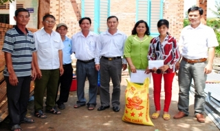Tân Châu: Hỗ trợ một gia đình bị lốc xoáy tốc mái nhà