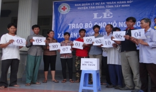 Dự án“Ngân hàng bò” đến với người nghèo huyện Tân Châu