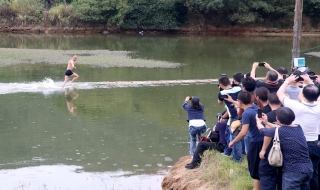 Võ tăng Thiếu Lâm phá kỷ lục chạy trên mặt nước của chính mình