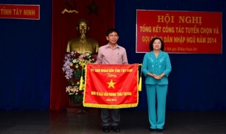 Xã Mỏ Công được tặng Cờ thi đua