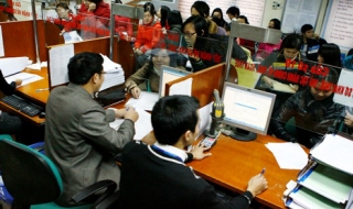 Tăng lương phải tinh giản biên chế: Biết giảm ai?