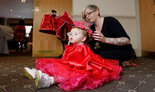 Bé gái mới 19 tháng tuổi đã tham dự cuộc thi sắc đẹp nhí ở Anh