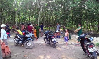 Xích mích trong bàn nhậu, vác dao đâm người