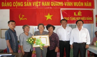 Châu Thành: Trao huy hiệu Đảng tặng đảng viên