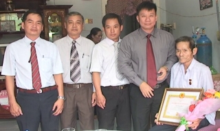 Huyện uỷ Trảng Bàng trao huy hiệu Đảng cho đàng viên lão thành