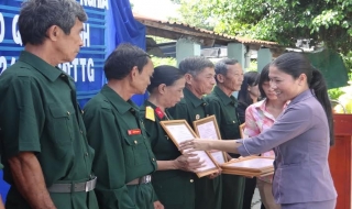 Tân Châu: Bàn giao nhà tình nghĩa cho gia đình chính sách