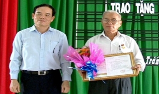 Lãnh đạo tỉnh trao huy hiệu Đảng tại Châu Thành
