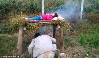 Không có tiền phẫu thuật, cha xông khói chữa bệnh cho con gái