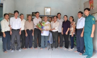 Châu Thành: Trao huy hiệu 55 năm tuổi đảng