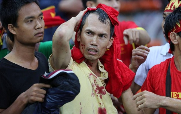 Malaysia 1-2 Việt Nam, tỷ số kết quả Malaysia 1-2 Việt Nam, kết quả trận đấu Malaysia 1-2 Việt Nam, kết quả bán kết aff cup 2014, kết quả Malaysia 1-2 Việt Nam, CĐV Việt Nam bị hành hung