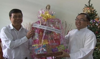 Lãnh đạo huyện Châu Thành: Thăm, tặng quà các giáo xứ