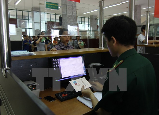 Làm thủ tục xuất nhập cảnh ở cửa khẩu quốc tế Lào Cai. (Ảnh: Vũ Sinh/TTXVN)