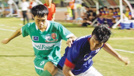  Bầu Đức mong các cầu thủ U19 HA.GL (trái) được bảo vệ khi tham dự V.League 2015. Ảnh: T.Vũ