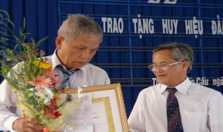 Bến Cầu: Trao huy hiệu Đảng tặng đảng viên lão thành