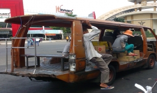 Xe “lạ” chở người ở Khu kinh tế cửa khẩu Mộc Bài
