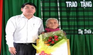 Châu Thành: Trao huy hiệu 55  và 40 năm tuổi Đảng
