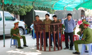 Nhóm công nhân đâm chết người lãnh án 86 năm tù