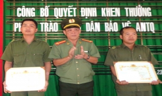 Khen thưởng CA xã có thành tích xuất sắc trong đấu tranh phòng chống tội phạm