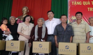 Chủ tịch UBND tỉnh tặng quà tết cho người dân Trảng Bàng