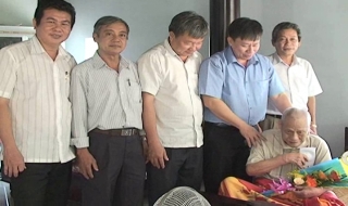 Lãnh đạo huyện Trảng Bàng thăm cán bộ lão thành
