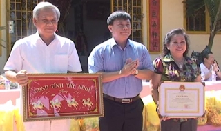 Nguyên Phó Chủ tịch nước Trương Mỹ Hoa tặng quà Tết cho người dân Trảng Bàng
