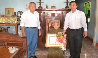 Châu Thành: Trao huy hiệu Đảng cho 3 đảng viên cách mạng lão thành
