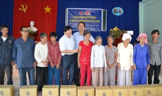 Châu Thành: Tặng 270 phần quà tết cho người nghèo