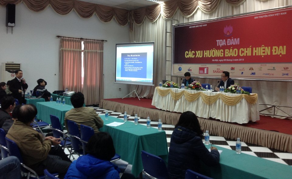 TS Trần Bá Dung (đứng, ngoài cùng bên trái) trình bày về xu hướng phát triển của báo chí.