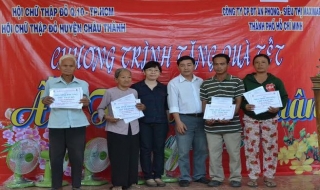 Hội CTĐ Quận 10: Tặng quà tết cho người nghèo huyện Châu Thành