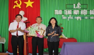 Tân Châu: Trao tặng Huy hiệu 60 và 65 năm tuổi Đảng