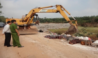 Bến Cầu: Tiêu hủy hàng trăm chai rượu ngoại nhập lậu