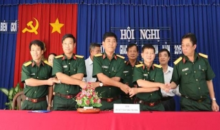 Ban CHQS 5 huyện biên giới ký kết giao ước thi đua năm 2015