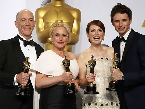 Các diễn viên (từ trái qua) khoe tượng vàng Oscar: J.K. Simmons: Nam diễn viên phụ xuất sắc nhất (phim Whiplash), Patricia Arquette: Nữ diễn viên phụ xuất sắc nhất (phim Boyhood), Julianne Moore: Nữ diễn viên chính xuất sắc nhất (phim Still Alice) và Eddie Redmayne: Nam diễn viên chính xuất sắc nhất (phim The theory of everything) Ảnh: REUTERS Các diễn viên (từ trái qua) khoe tượng vàng Oscar: J.K. Simmons: Nam diễn viên phụ xuất sắc nhất (phim Whiplash), Patricia Arquette: Nữ diễn viên phụ xuất sắc nhất (phim Boyhood), Julianne Moore: Nữ diễn viên chính xuất sắc nhất (phim Still Alice) và Eddie Redmayne: Nam diễn viên chính xuất sắc nhất (phim The theory of everything) Ảnh: REUTERS