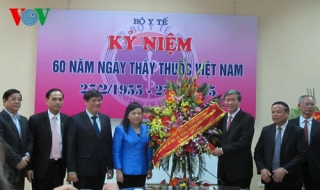 Ông Đinh Thế Huynh chúc mừng ngành Y nhân Ngày thầy thuốc