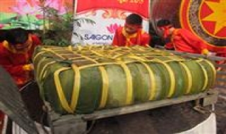 Nghệ An: Dâng cặp bánh chưng nặng 700 kg lên mộ thân mẫu Chủ tịch Hồ Chí Minh