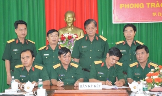 Các đơn vị trực thuộc Bộ CHQS tỉnh: Ký kết giao ước thi đua quyết thắng năm 2015