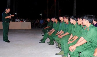 Trung tướng Phạm Văn Dỹ gặp gỡ, trò chuyện cùng các tân binh Tân Châu