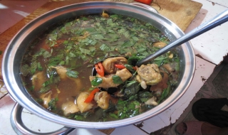 Lạ ngon lẩu gà nấu trái quách