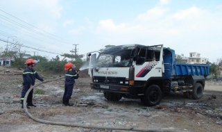 Trảng Bàng: Ôtô tải bỗng dưng bốc cháy