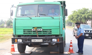 Kiểm tra tình hình xe quá tải tại Tây Ninh
