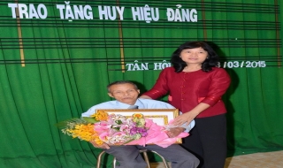 Tân Châu: Trao huy hiệu Đảng cho đảng viên lão thành