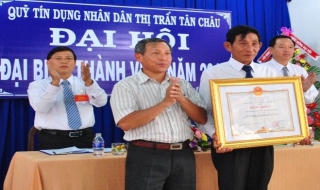 Quỹ Tín dụng nhân dân Thị trấn Tân Châu nhận Bằng khen của Thủ tướng Chính phủ