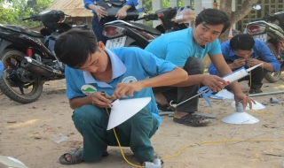Chi đoàn điện lực Bến Cầu tham gia thắp sáng đường quê