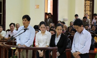 Y, bác sĩ tiêm nhầm vắc-xin lãnh 12 năm tù giam