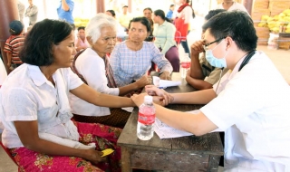 Bến Cầu: Tổ chức khám bệnh và tặng quà cho nhân dân Campuchia