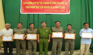 Khen thưởng tập thể, cá nhân có thành tích phát hiện, tố giác, truy bắt tội phạm