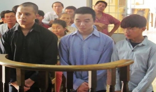 Lãnh án tù vì cưỡng đoạt tài sản học sinh