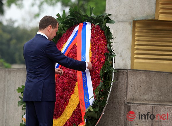 Thủ tướng Medvedev đã đến thắp hương tại Đài tưởng niệm các anh hùng liệt sĩ Bắc Sơn và vào viếng Lăng Bác.